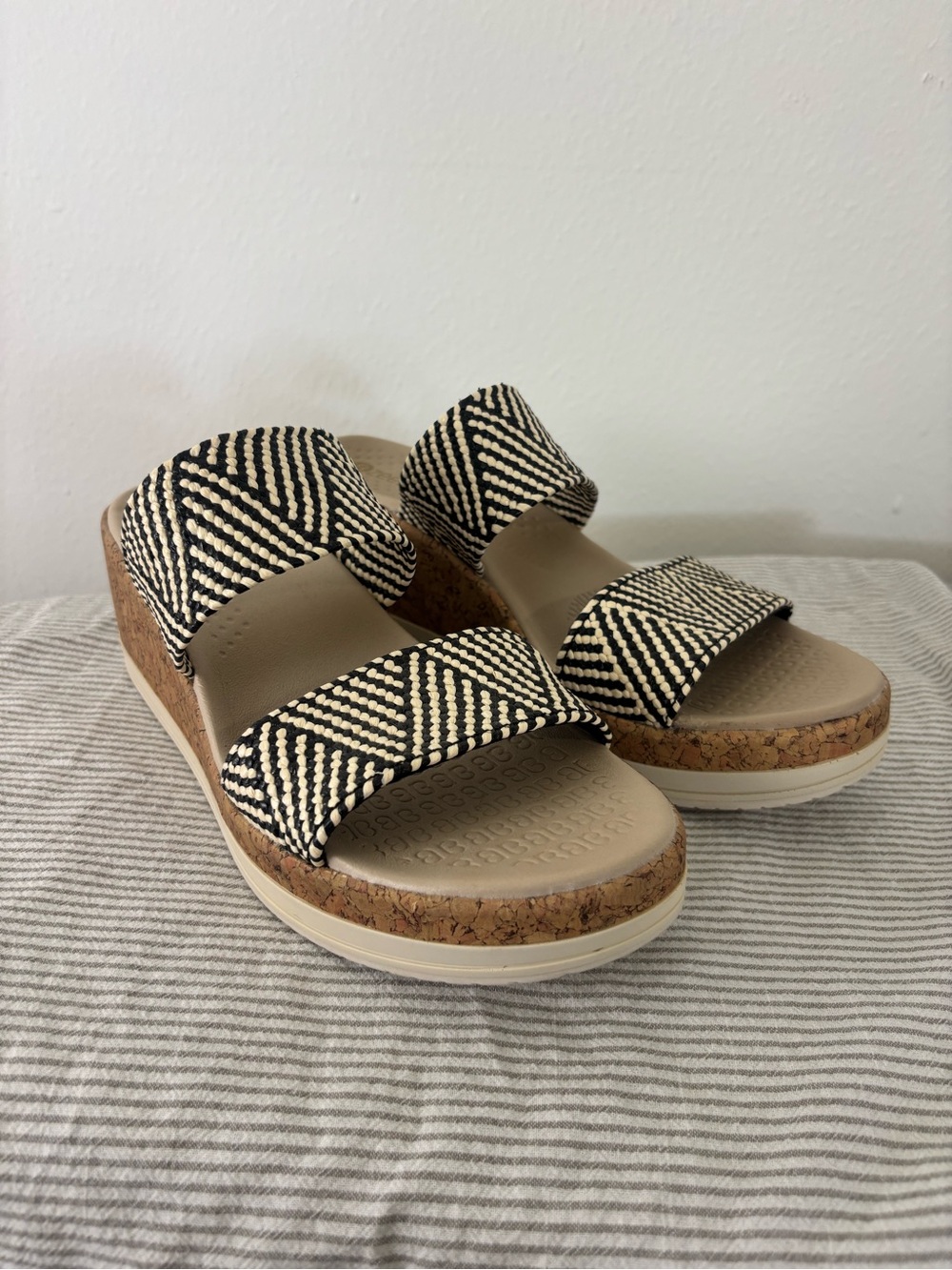 BZees Woven Black & White Platform Slide Sandals - Women's size 8